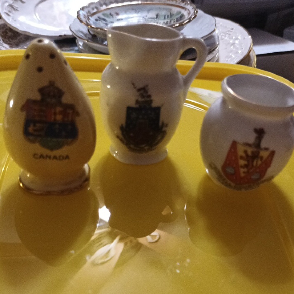 Ceramic Miniature Set with Crests